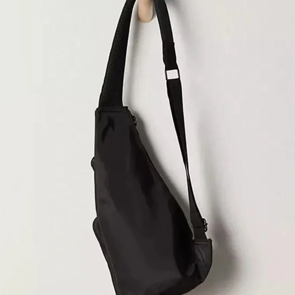 Gorgeous, Free People Sprinter Sling Bag❤️ NWOT Black sold out online - Picture 5 of 8